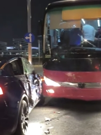 A區旅遊巴私家車相撞十傷